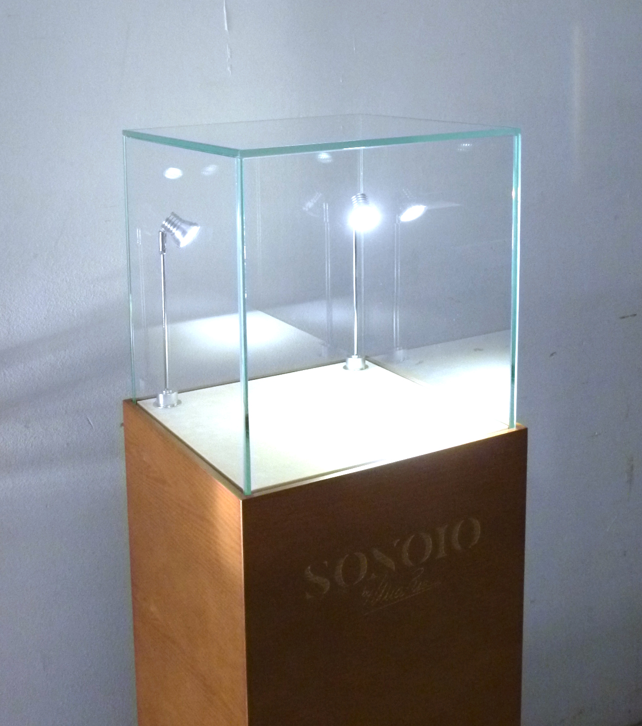 totem con teca in vetro e illuminazione con faretti led